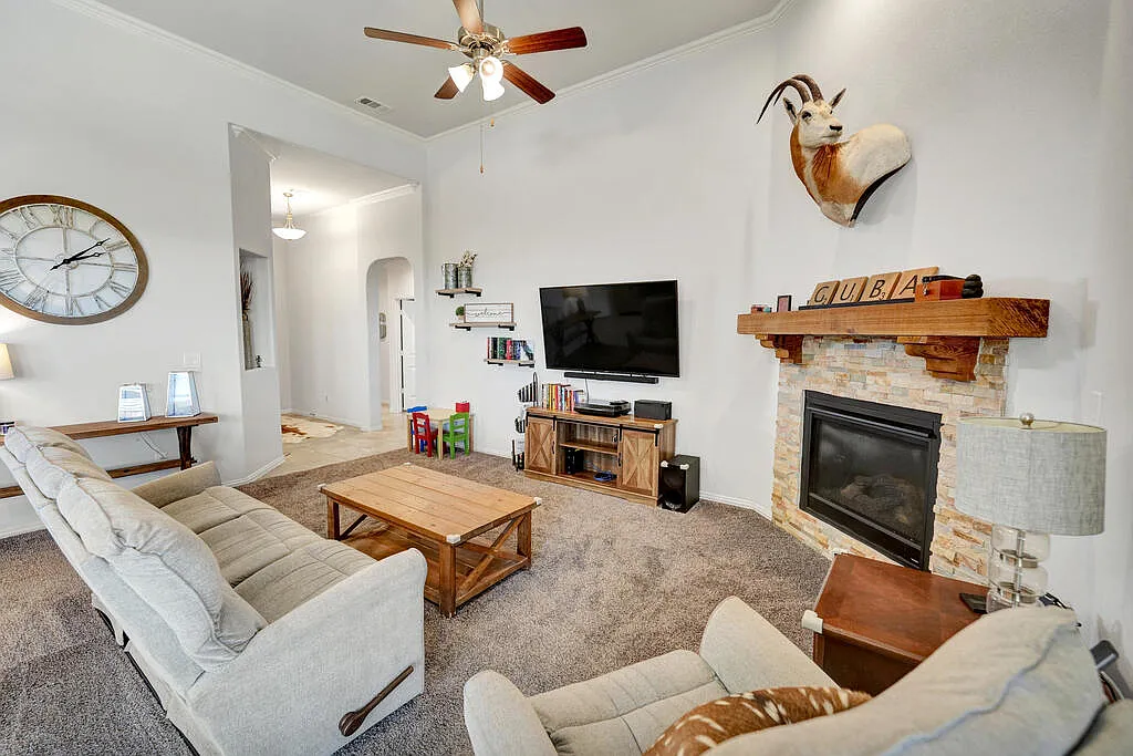 4 bed, 2.0 bath, 1833 sqft, $2,900 — Photo 4