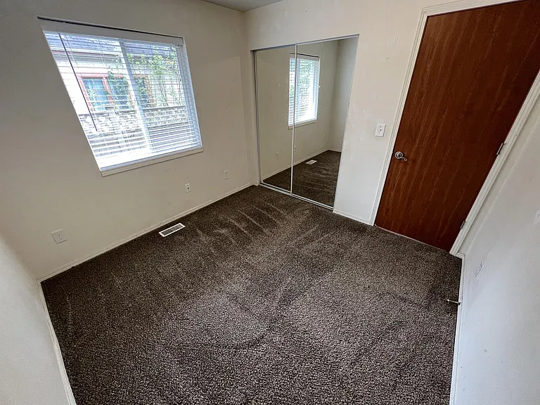 103 E Grand St — Photo 27