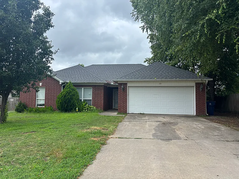 20 Tulip Ln — Photo 1