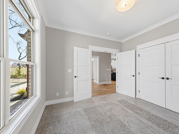 4th image of 529 Greenfield Ln