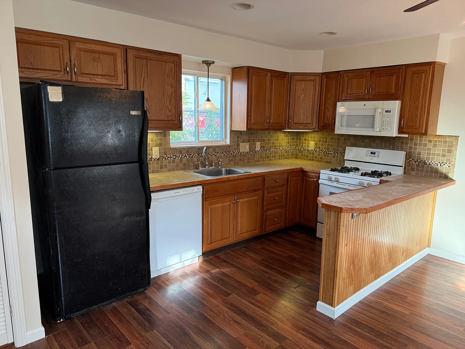2 bed, 704 sqft, $2,150 — Photo 2
