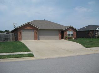 516 Eagle Dr, Gravette, AR 72736