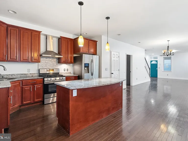 2302 Mount Royal Ter — Photo 9