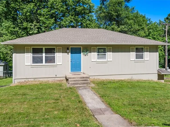 8200 Sunset Dr, De Soto, KS 66018