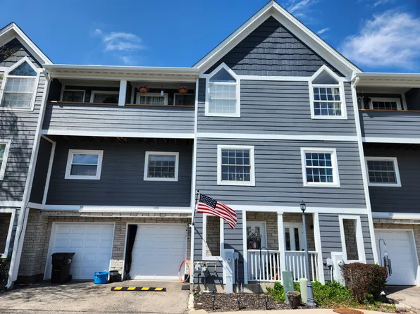 100 Lesley Ln, Crystal Lake, IL 60014