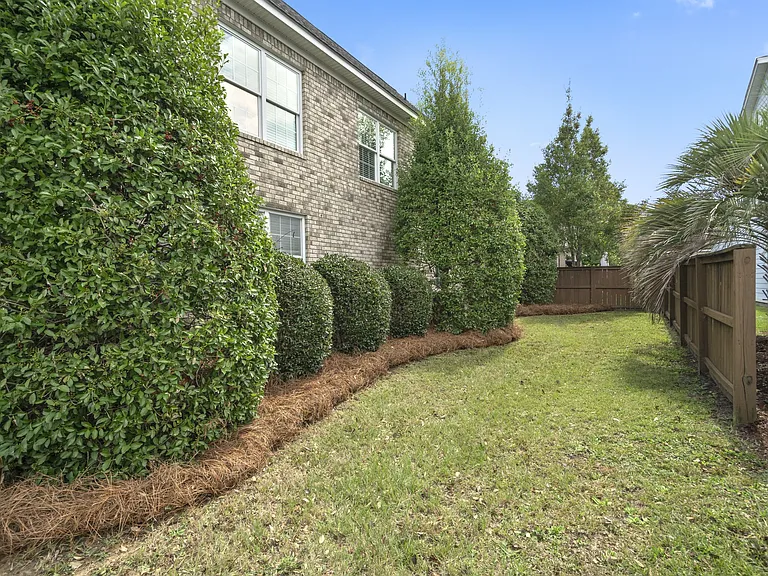 1601 Pickford Ln — Photo 5