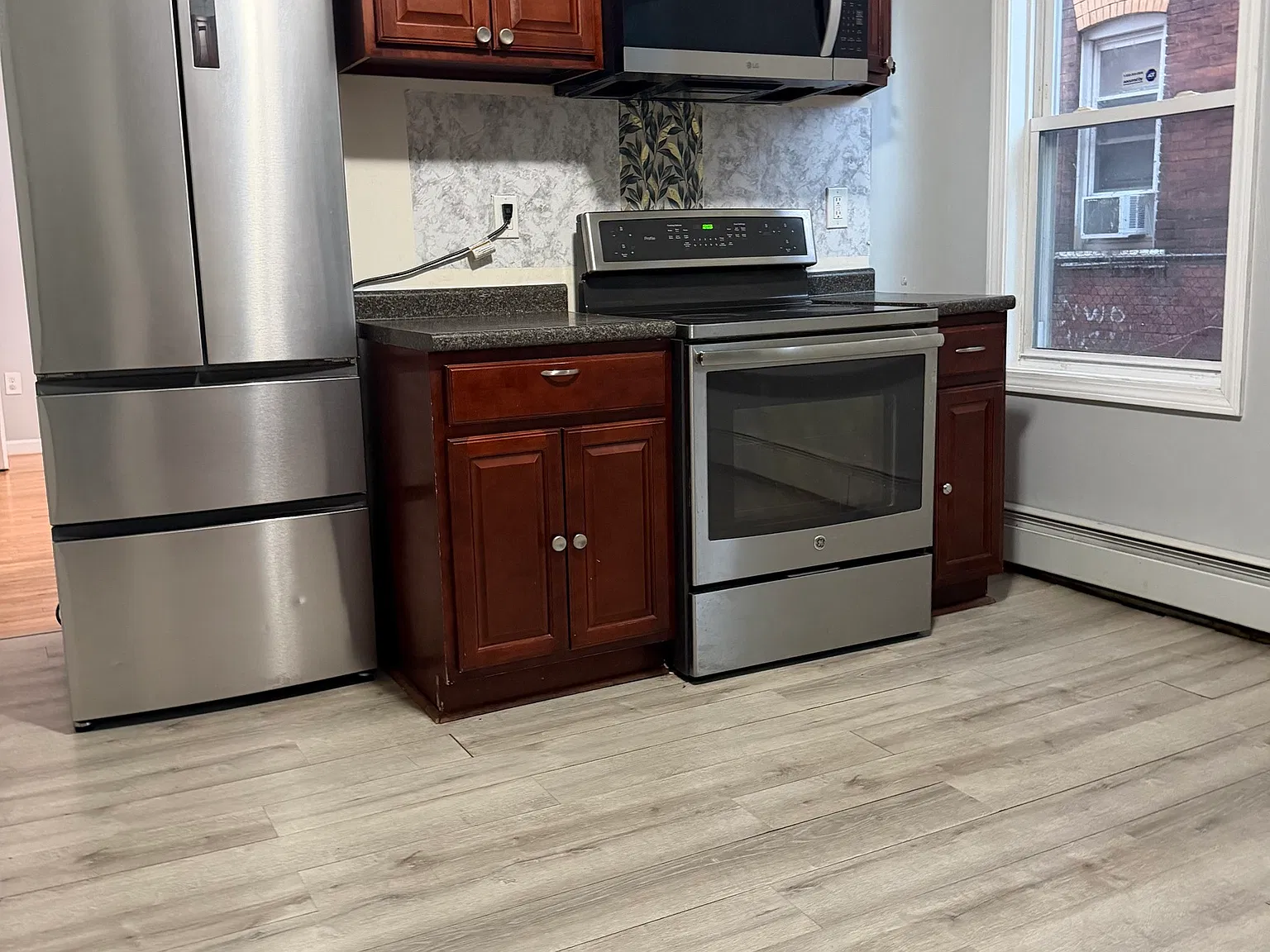 3 bed, 1.0 bath, 3924 sqft, $1,800 — Photo 1