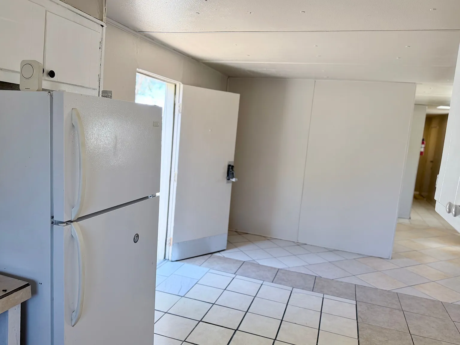 3 bed, 1.0 bath, 800 sqft, $1,600 — Photo 3