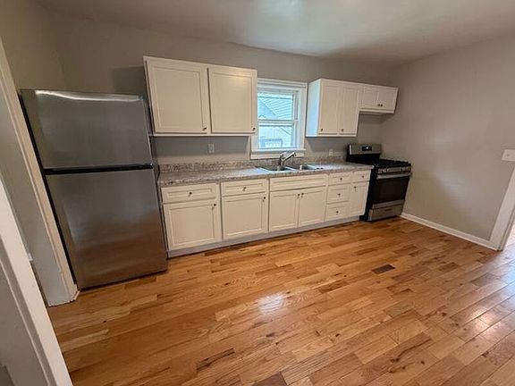 5th image of 821 E Wilson Ave