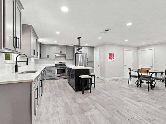 4th image of 928 Maple St