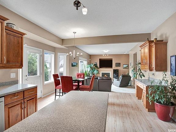 4th image of 211 Brookshire CRESCENT