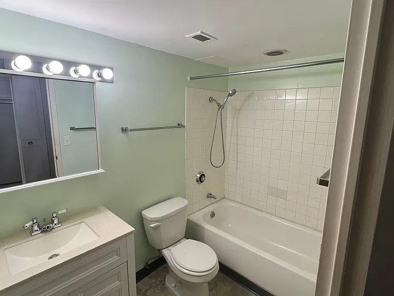 600 E 8th St #3M — Photo 7