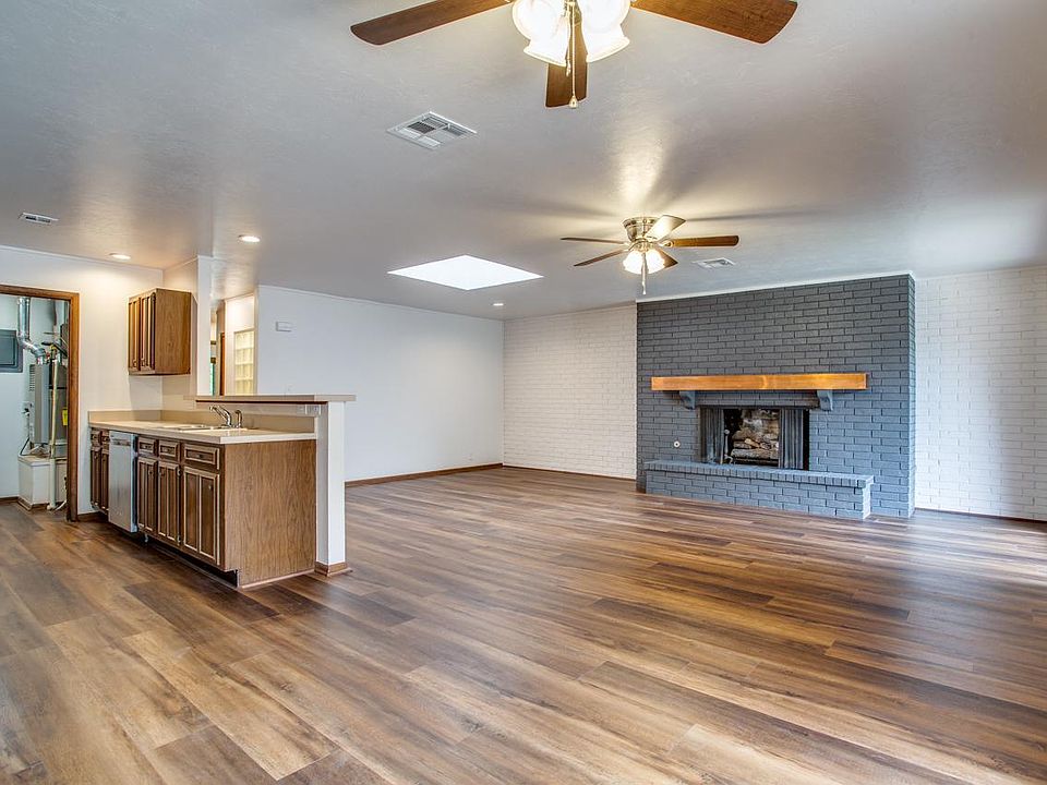 1st image of 1708 Surrey Ln