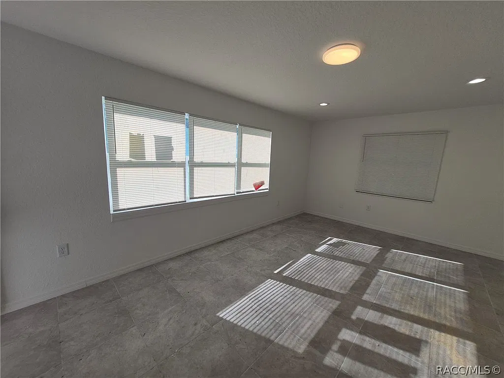 3 bed, 882 sqft, $1,450 — Photo 2