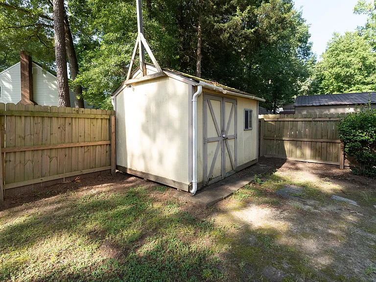 4329 Deertrail Dr N — Photo 36