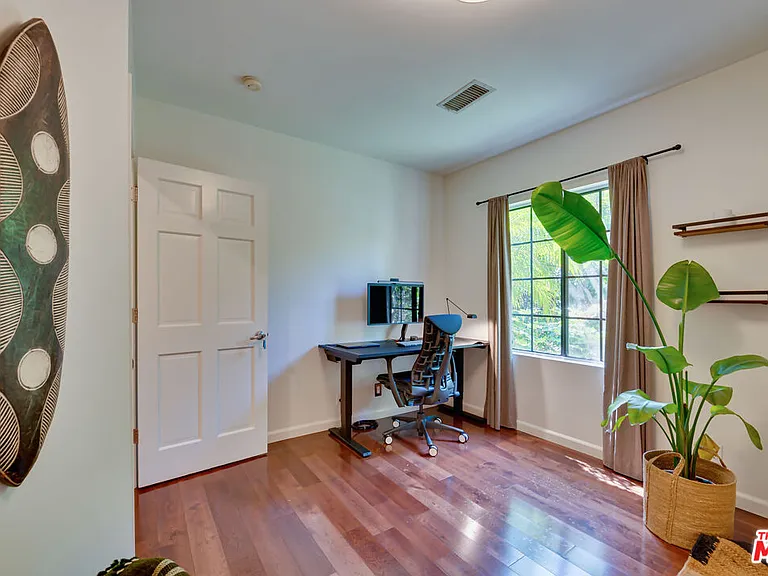 1902 Granville Ave — Photo 37