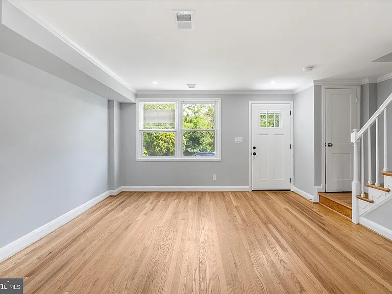 3551 Shannon Dr — Photo 3