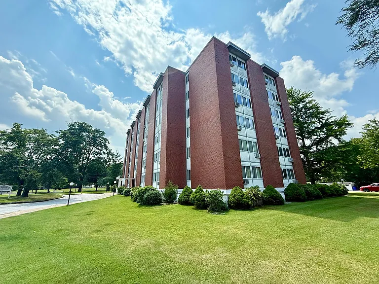 Blackstone Apartments — Photo 12