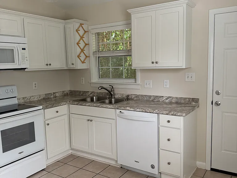 811 Varsity Dr — Photo 12