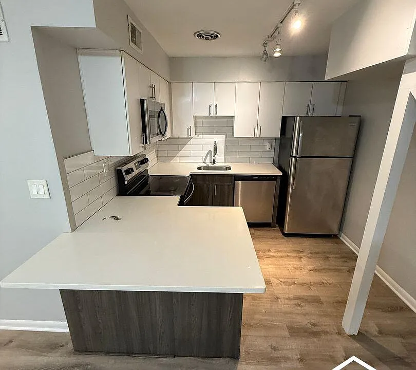 656 W Gordon Ter #109