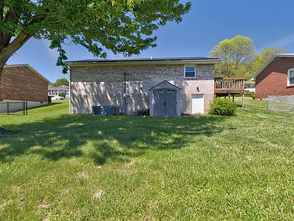 5th image of 348 Ashgrove Dr