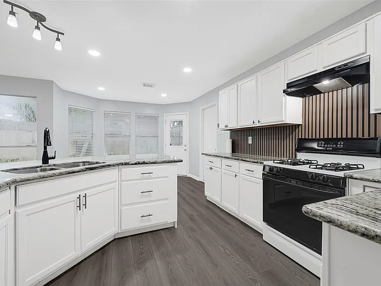 15019 Dunster Ln — Photo 10