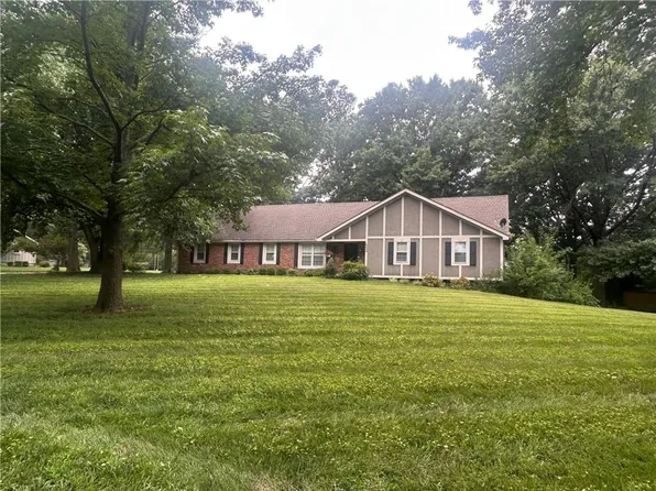 16040 Outlook St, Stilwell, KS 66085