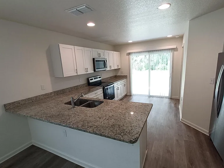 618 Hannah St — Photo 4