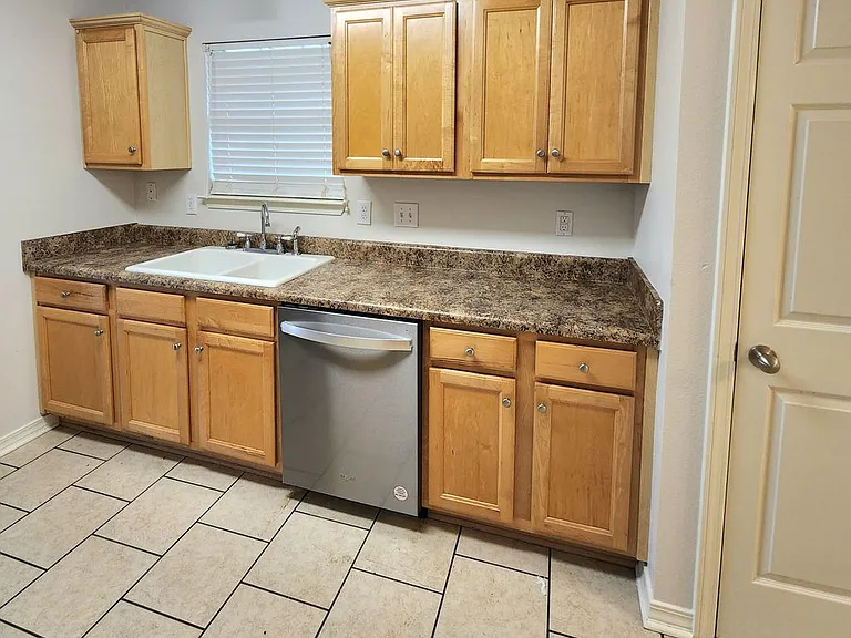 2704 Hampton Park Cir — Photo 5