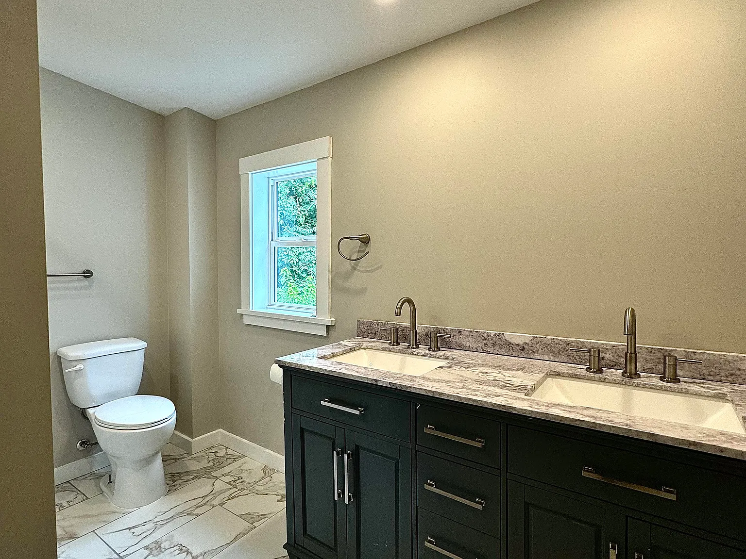4 bed, 2.5 bath, 2500 sqft, $2,400 — Photo 4
