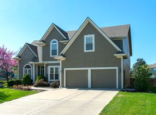 607 Canyon View Dr, Lansing, KS 66043