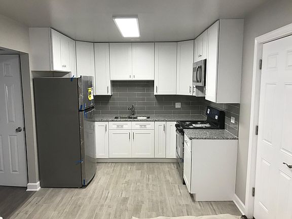 3rd image of 1516 W Pratt Blvd Unit F
