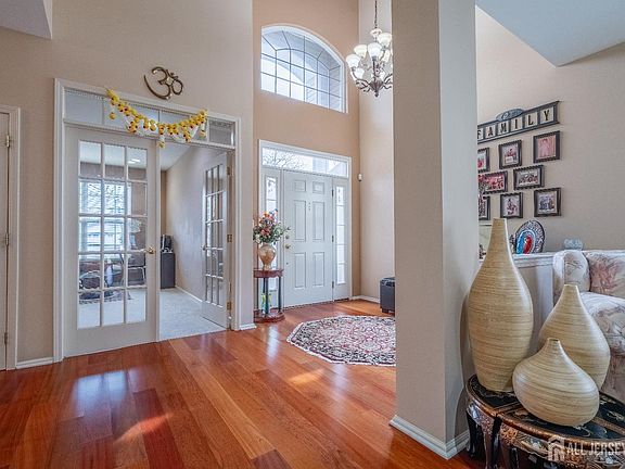 3rd image of 56 Lakehurst Way