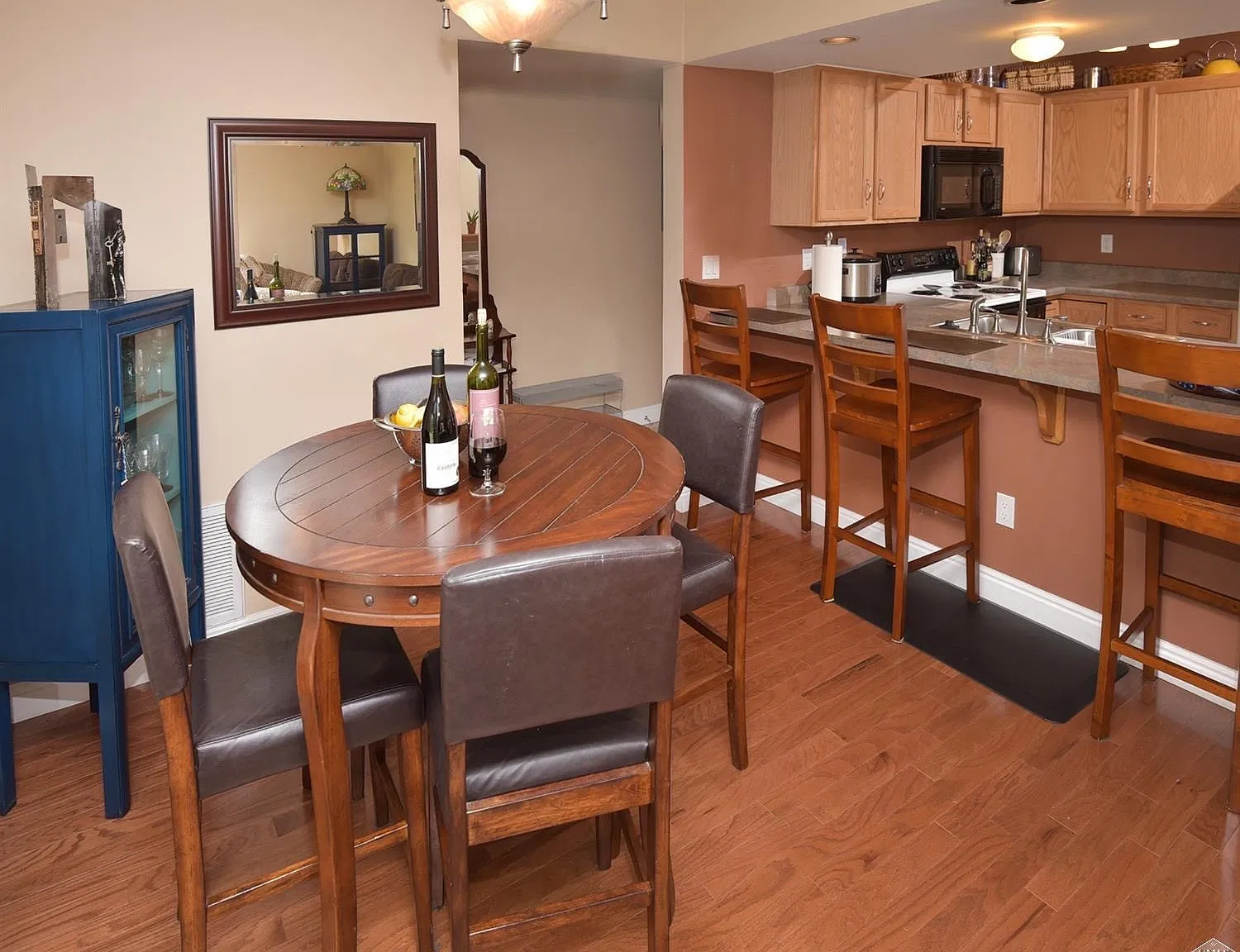 2 bed, 1000 sqft, $1,700 — Photo 2