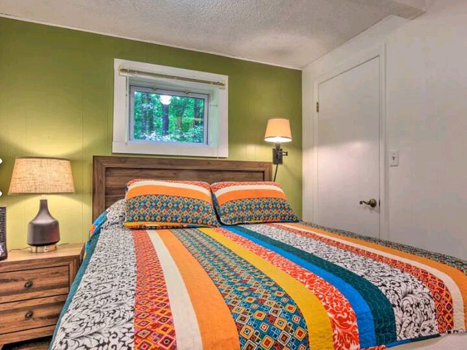 Downstairs bedroom.