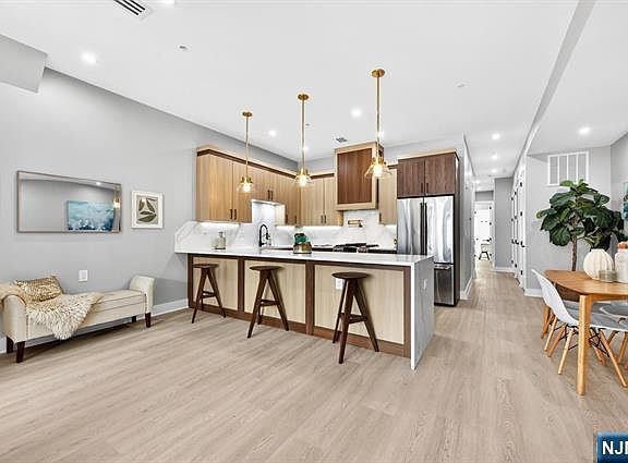 4th image of 172 Griffith St #1