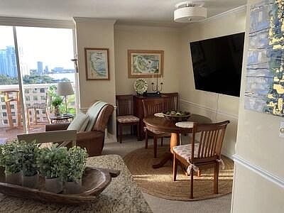 5th image of 4015 Bayshore Blvd APT 3E
