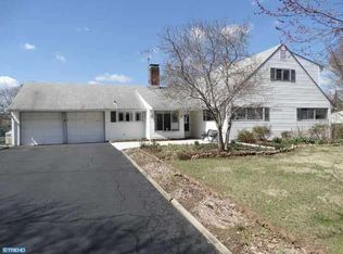 41 Red Berry Rd, Levittown, PA 19056