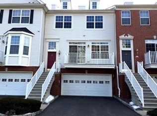 25 Fox Hound Ct, Jersey City, NJ 07305