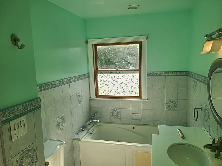 702 Sterling St — Photo 5