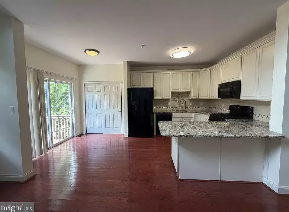 3 bed, 2.5 bath, 2298 sqft, $3,100 — Photo 3