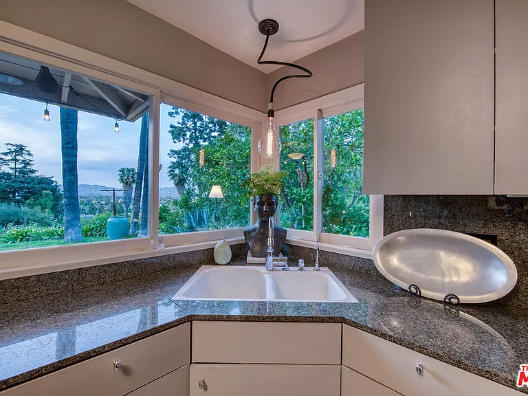 3827 Rhodes Ave — Photo 15
