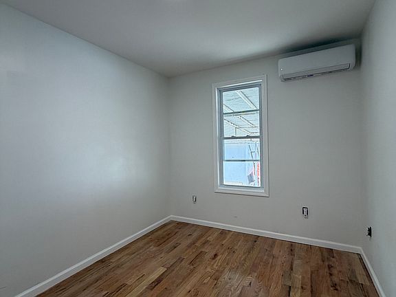 3rd image of 10958 112th St Floor 1