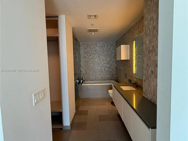 68 SE 6th St #2506 — Photo 7