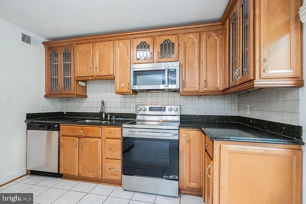 3 bed, 3.5 bath, 1232 sqft, $3,100 — Photo 4