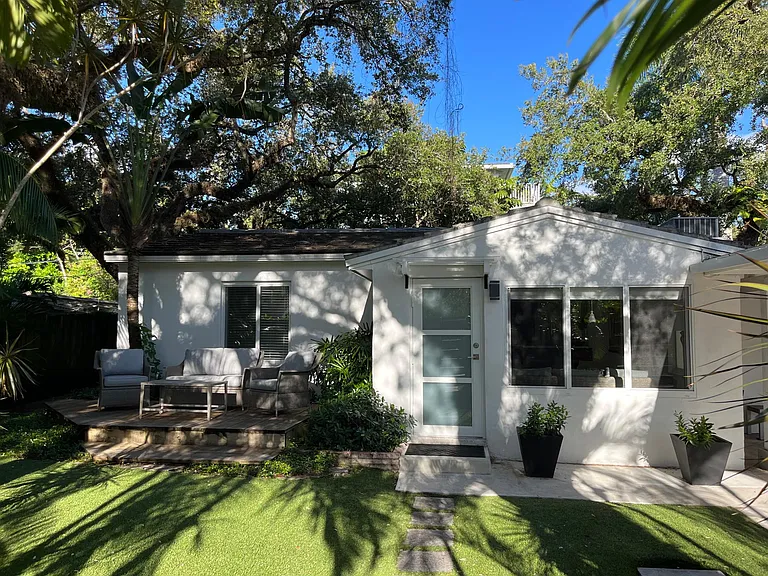 701 SW 9th Ave — Photo 3