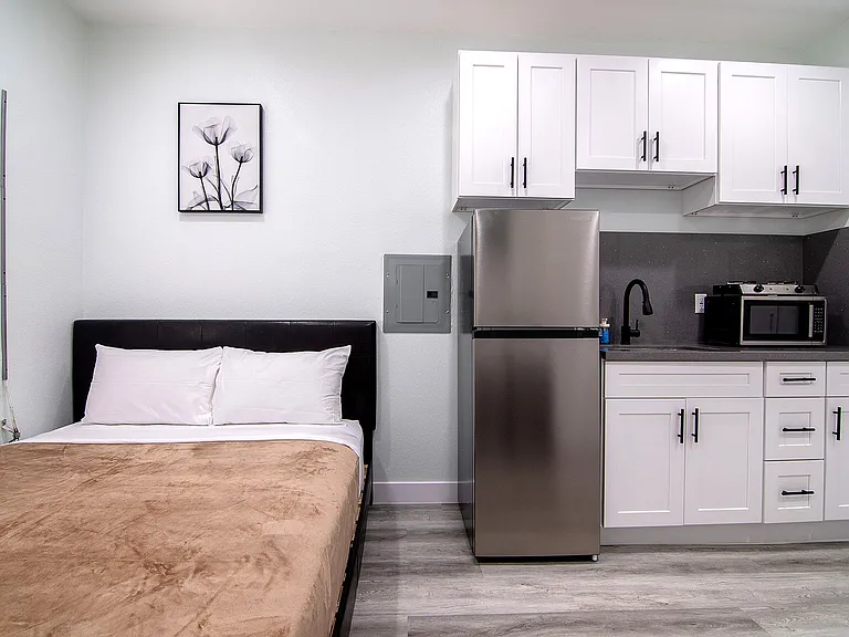 Michigan Avenue Apartments — Photo 14