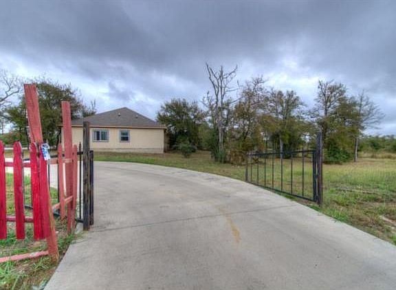 2nd image of 104 Jardin Trl