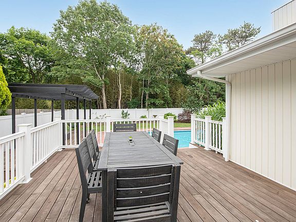 4th image of 11 Linda Ln