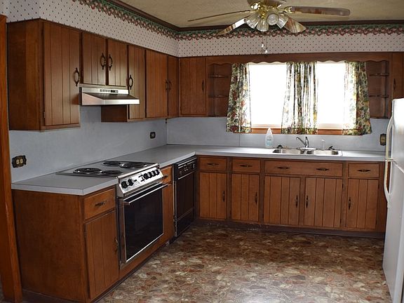 3rd image of 102 Bartel Ct
